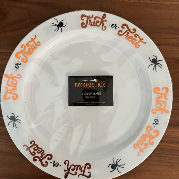 12 Broomstick BLVD TRICK or TREAT Spiders Plastic Dinner Plates NEW 10 1/4" - Picture 1 of 2